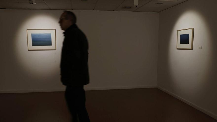 Pablo Basagoiti Brown guía la exposición fotográfica "El contemplanubes" este viernes, en Avilés