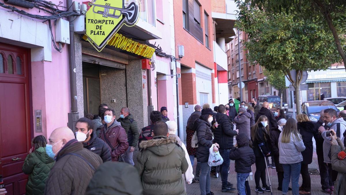 Varias personas se reúnen para celebrar el primer premio de El Niño.