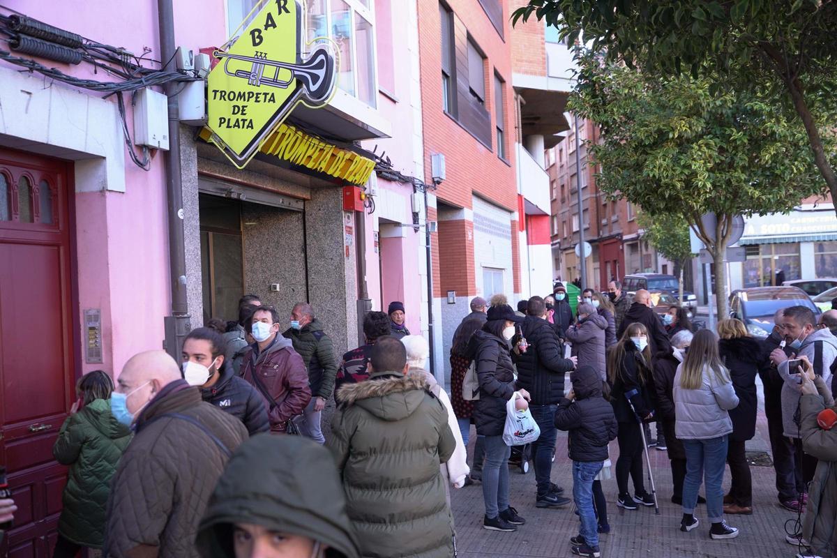 Varias personas se reúnen para celebrar el primer premio de El Niño.