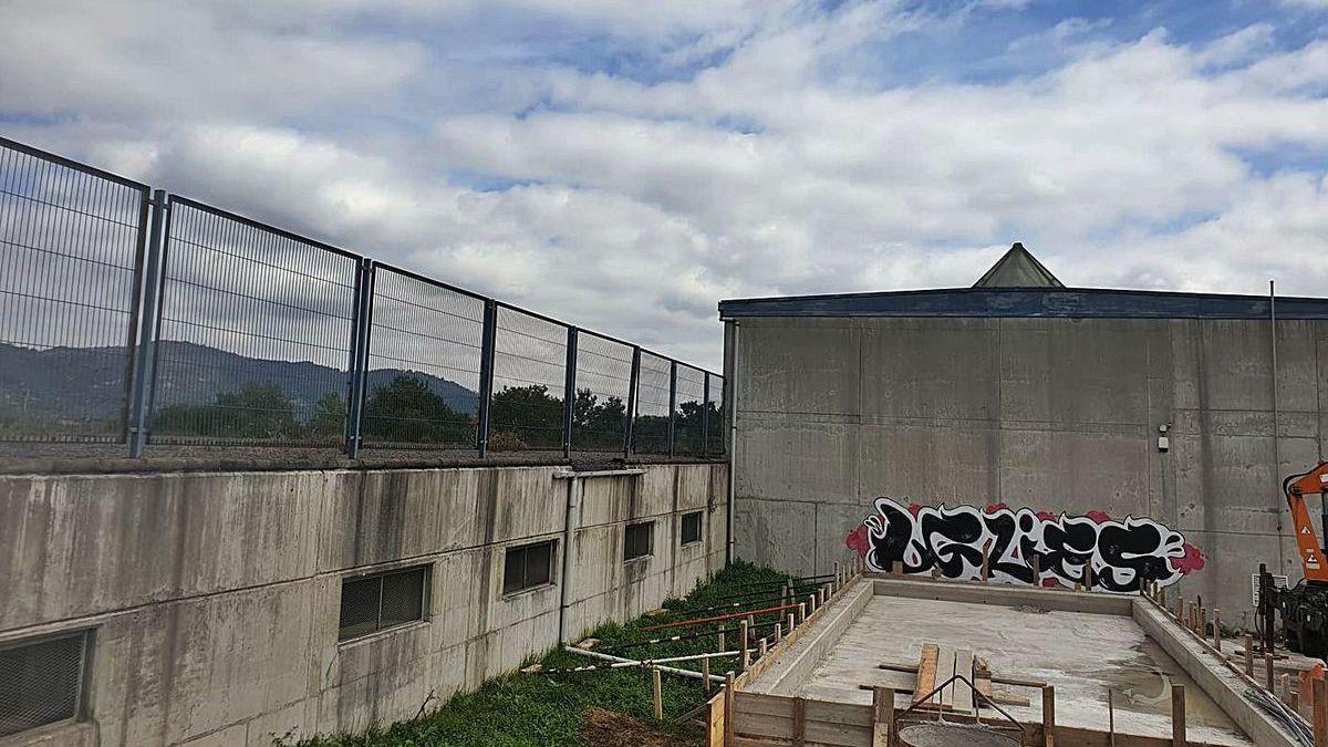 Una instalación del sistema de cloro junto a los nuevos depósitos del Cristo.