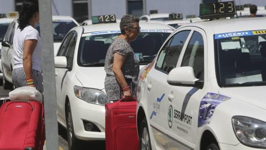 Taxistas legales recogiendo clientes en la estación del AVE.