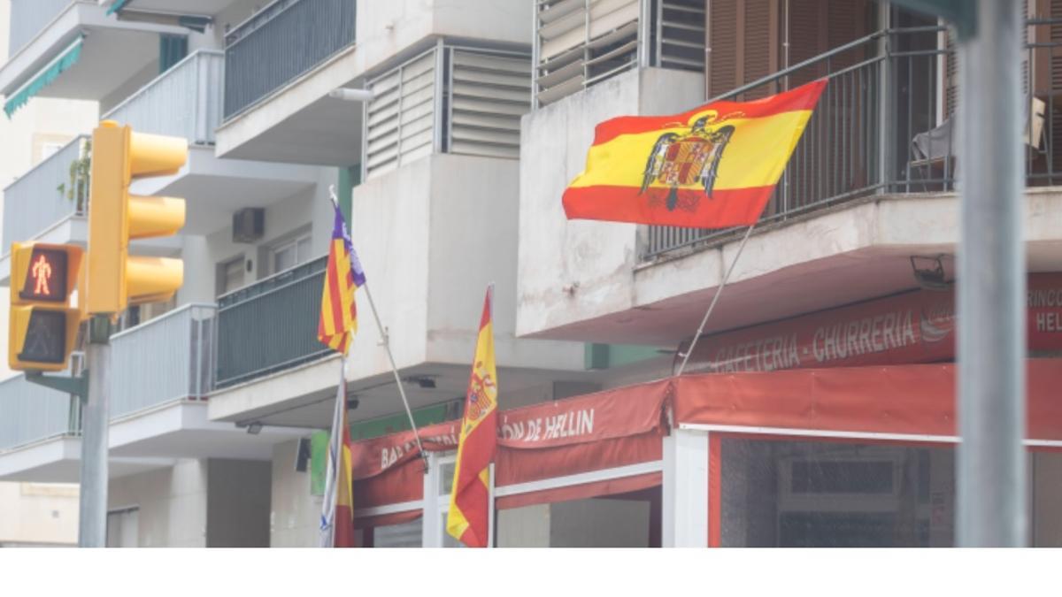 La bandera preconstitucional, ayer en la peña madridista Rincón de Hellín en Palma.