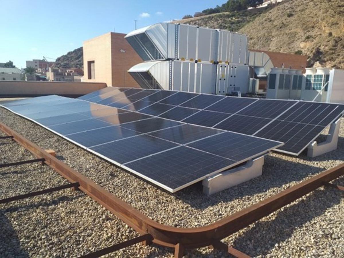 Placas solares en el tejado de un edificio.