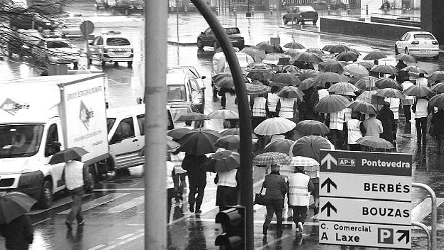 Los afectados por el Puerto Seco, ayer, durante la manifestación por el centro de Vigo