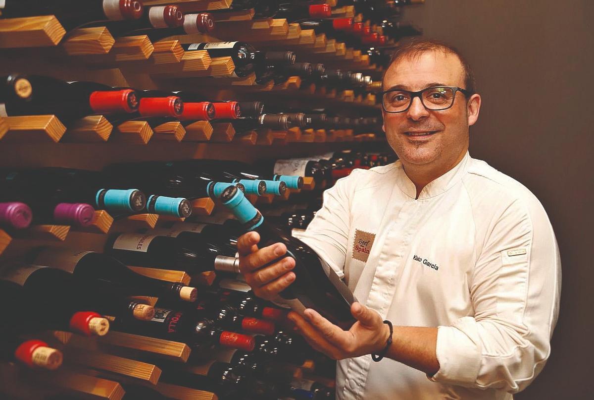 El chef estrella Michelin posa con uno de sus vinos en el interior de la bodega de Choco Restaurante.