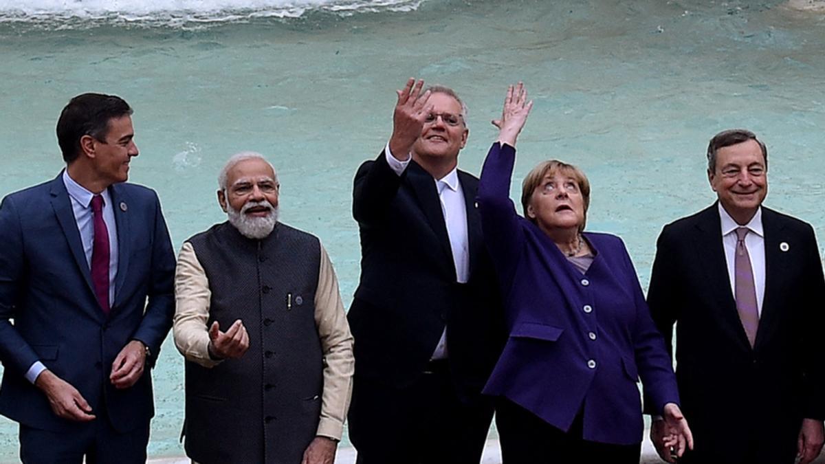 Pedro Sánchez, con los mandatarios de India, Australia, Alemania e Italia, en la Fontana de Trevi, al margen del G20 de Roma.