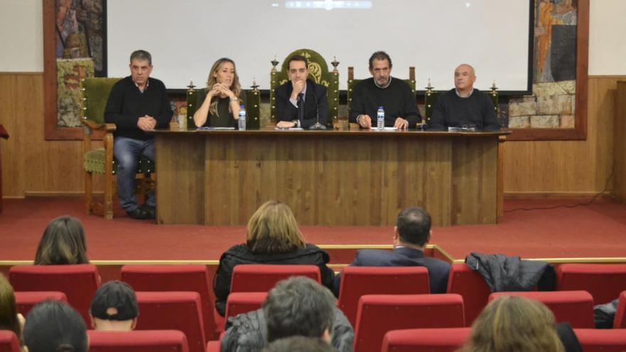 La ex jugadora de baloncesto en La Encomienda junto a representantes políticos y deportivos