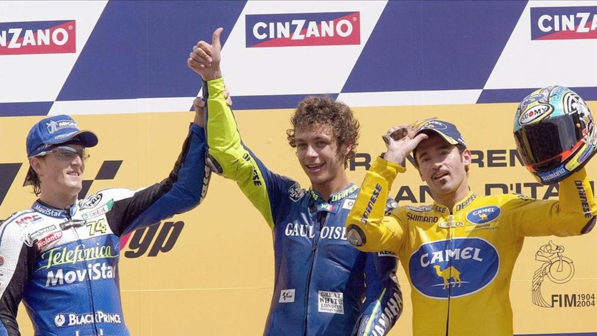 Valentino Rossi, en el podio de Mugello 2004, con Sete y Biaggi