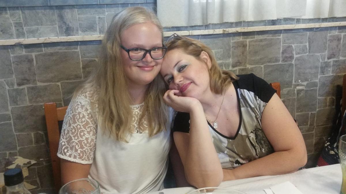 Montserrat y su hija Miriam, ambas han recibido un trasplante de corazón por su enfermedad de Danon.