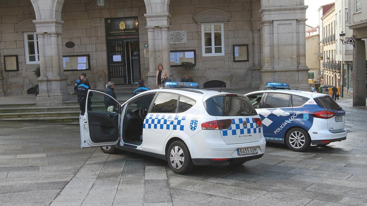 Imagen de archivo de dos vehículos de la Policía Local de Ourense.