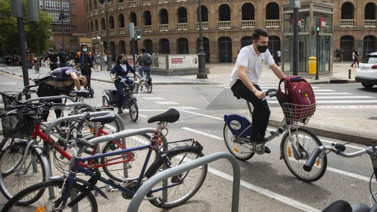 Estacionamiento para bicicletas frente a la Estación del Norte. | G.CABALLERO