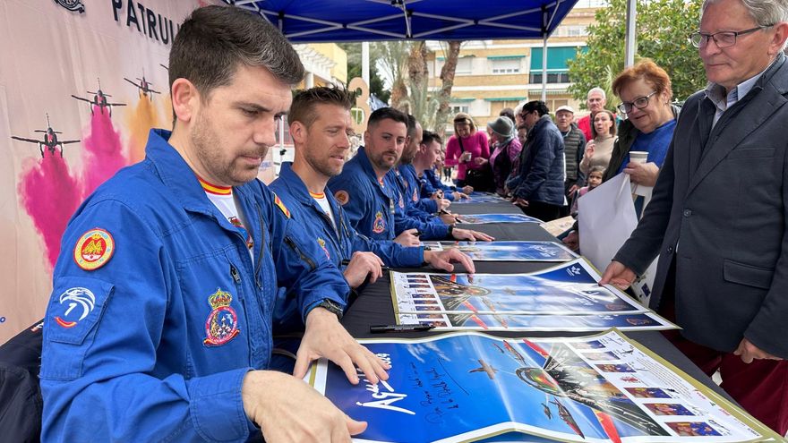 La Patrulla Águila brilla en la inauguración de un parque en Santiago de la Ribera