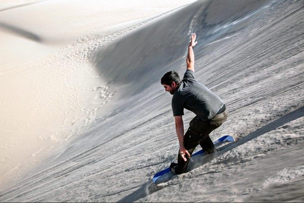 &quot;Sandboard&quot;, el surf sobre las dunas del desierto.