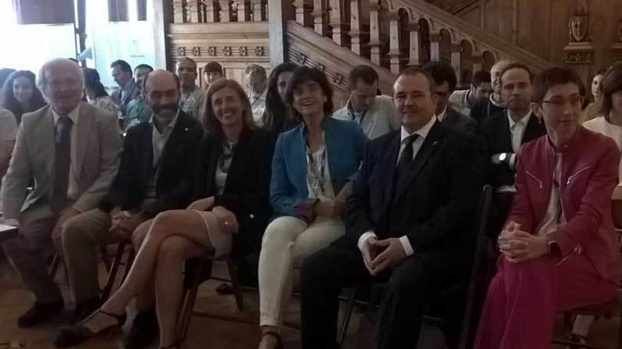 Por la derecha, Inés Fernández, managing director de Accenture; Isaac Pola; María Benjumea; la directora del IDEPA, Eva Pando; el ejecutivo de Accenture José Luis Sancho, y el catedrático Santos González, ayer en Santander.