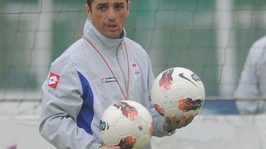 El entrenador José Luis Oltra en el entrenamiento del Deportivo en Abegondo.