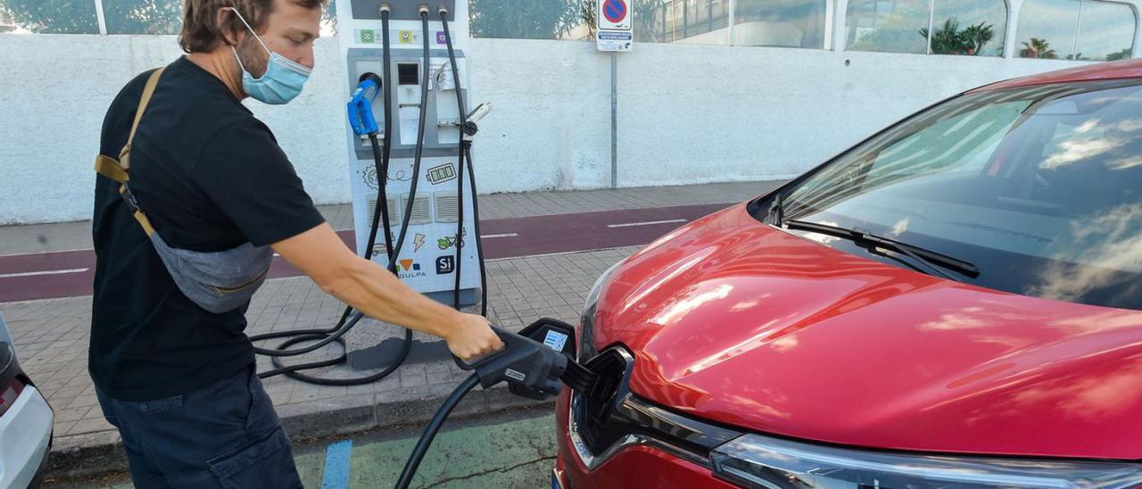 Un ciudadano recarga su vehículo eléctrico en un punto de repostaje de la capital grancanaria. | | ANDRÉS CRUZ