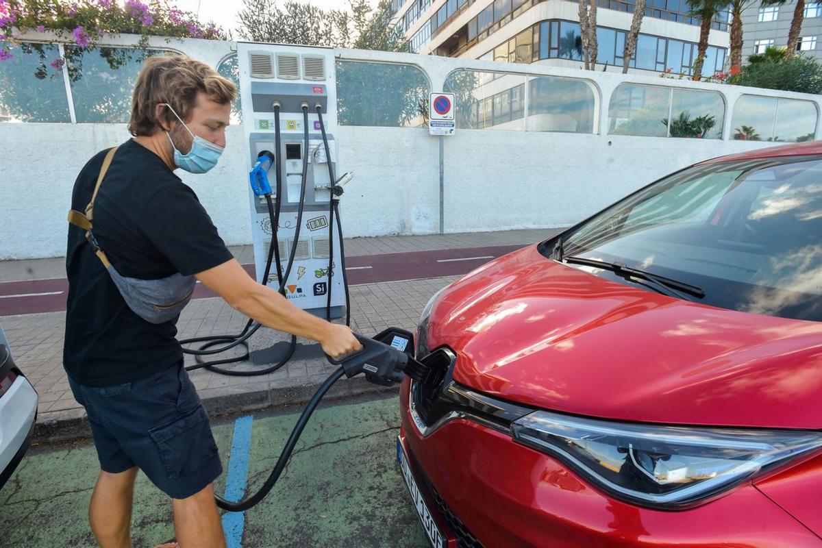 Un conductor de un coche eléctrico en un punto de recarga. | | ANDRÉS CRUZ