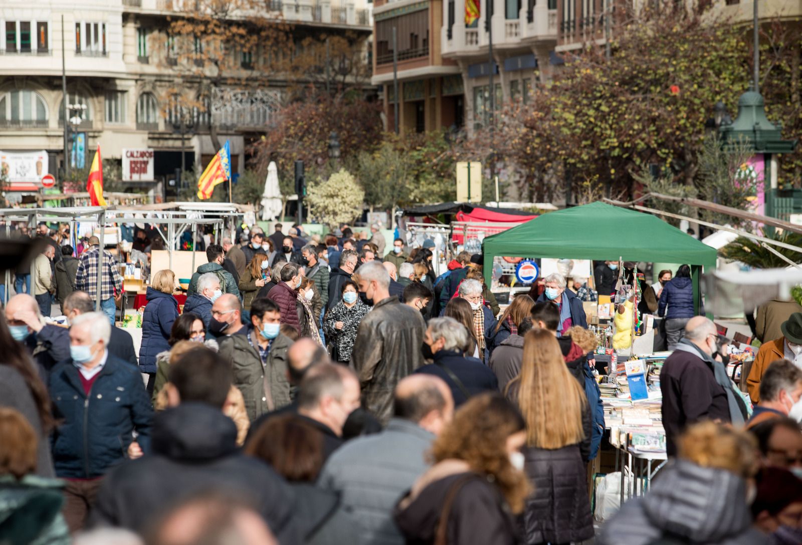 La Feria de Artesanía llena la Plaça de l'Ajuntament de València este domingo