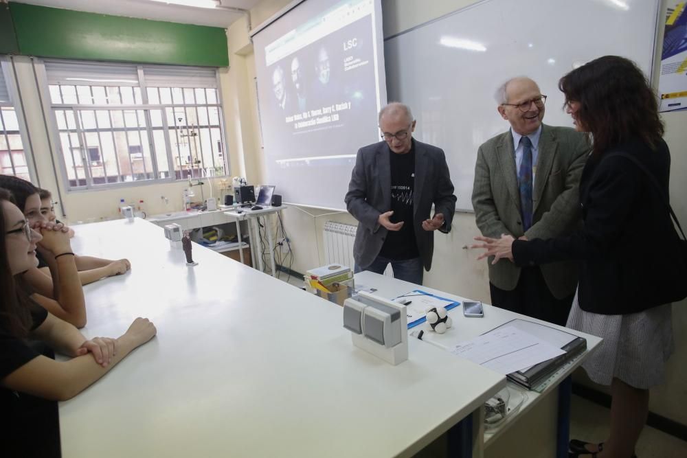 Rainer Weiss visita un instituto en Avilés