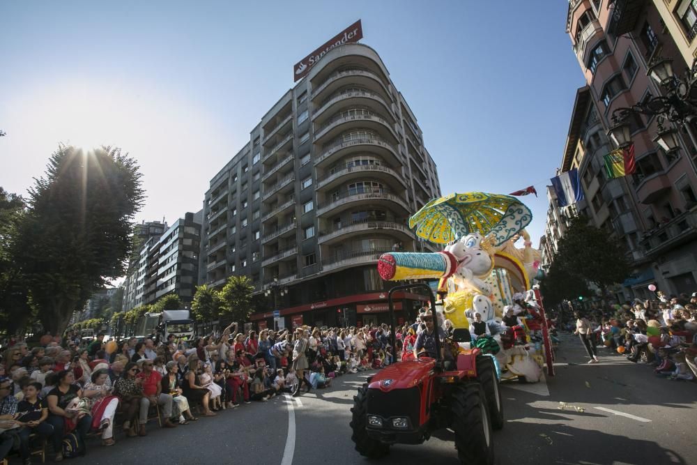 Oviedo celebra el desfile del Día de América en Asturias