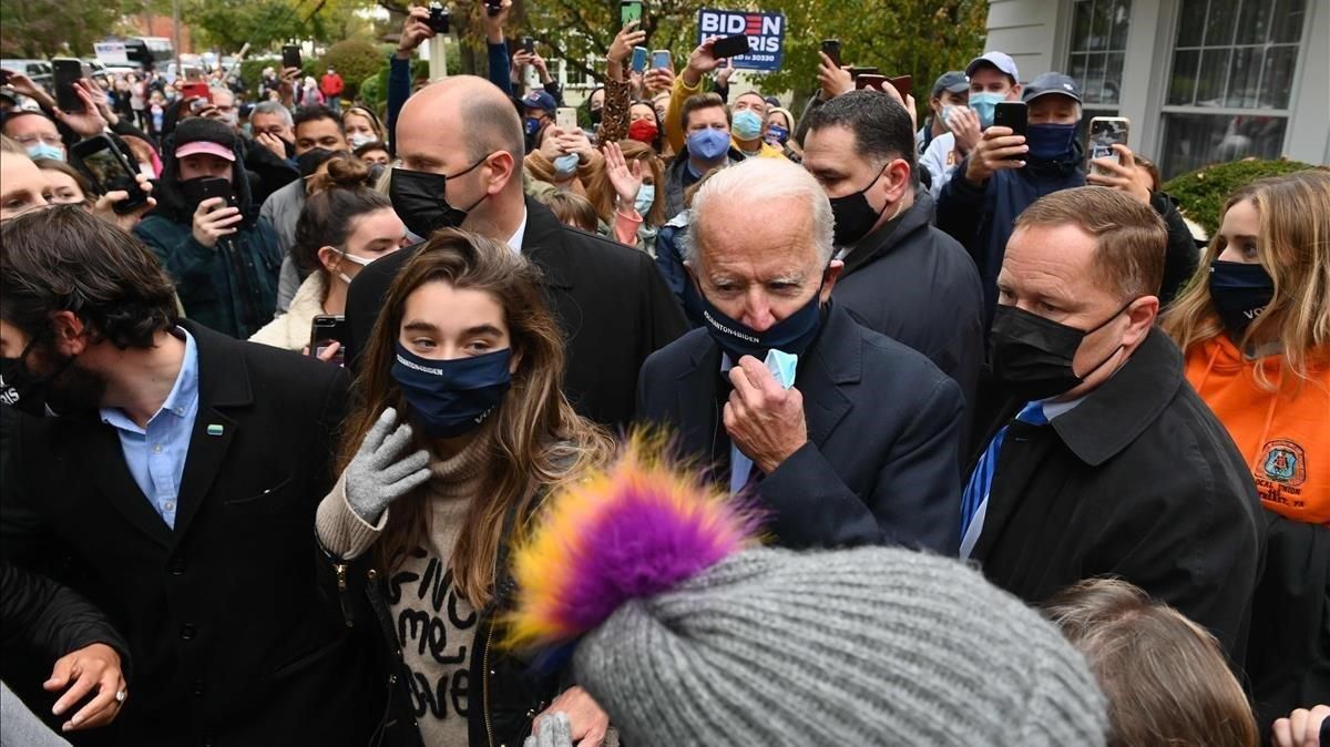 El candidato presidencial demócrata Joe Biden, visita la casa de su infancia con sus nietas, en Scranton, Pensilvania.