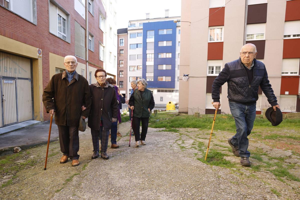 Avilés. Reportaje con los vecinos de unos bloques de Glez Abarca que no tienen acceso peatonal a la calle, lo que provoca problemas de accesibilidad.