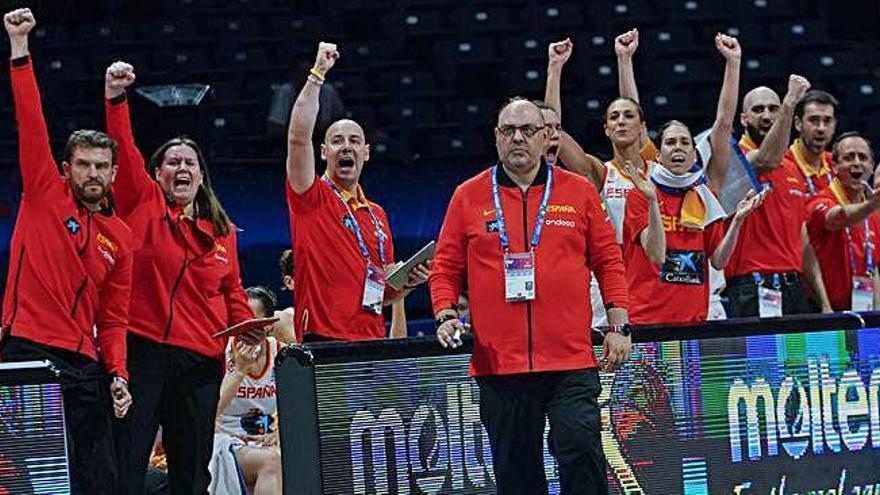 El banquillo español, celebrando una canasta.