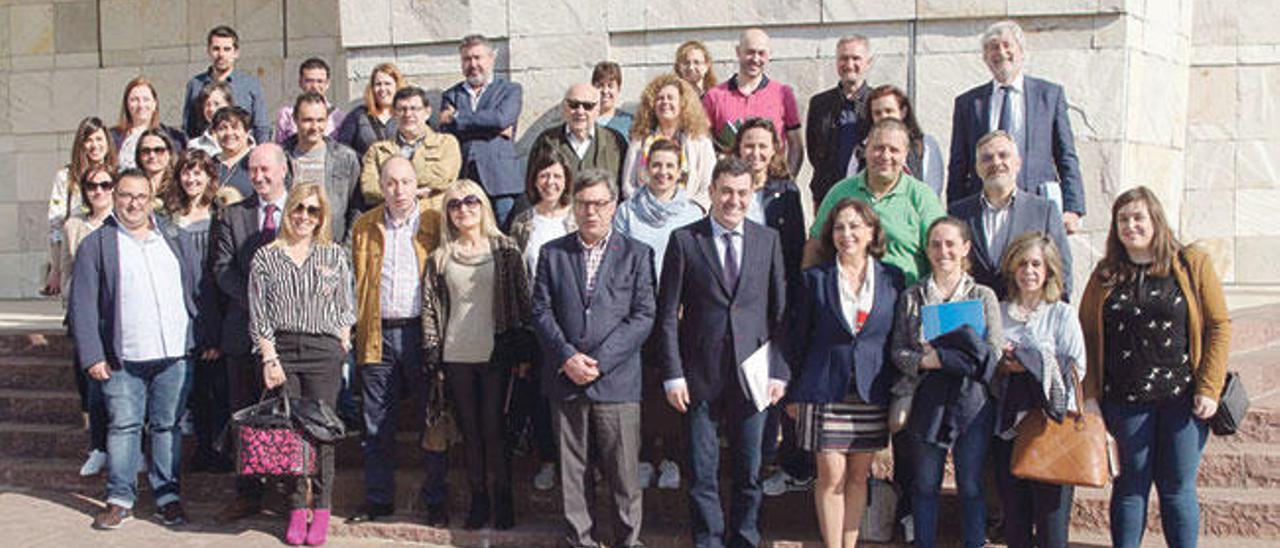 O conselleiro Román Rodríguez con representantes de 24 entidades de atención a diversidade.
