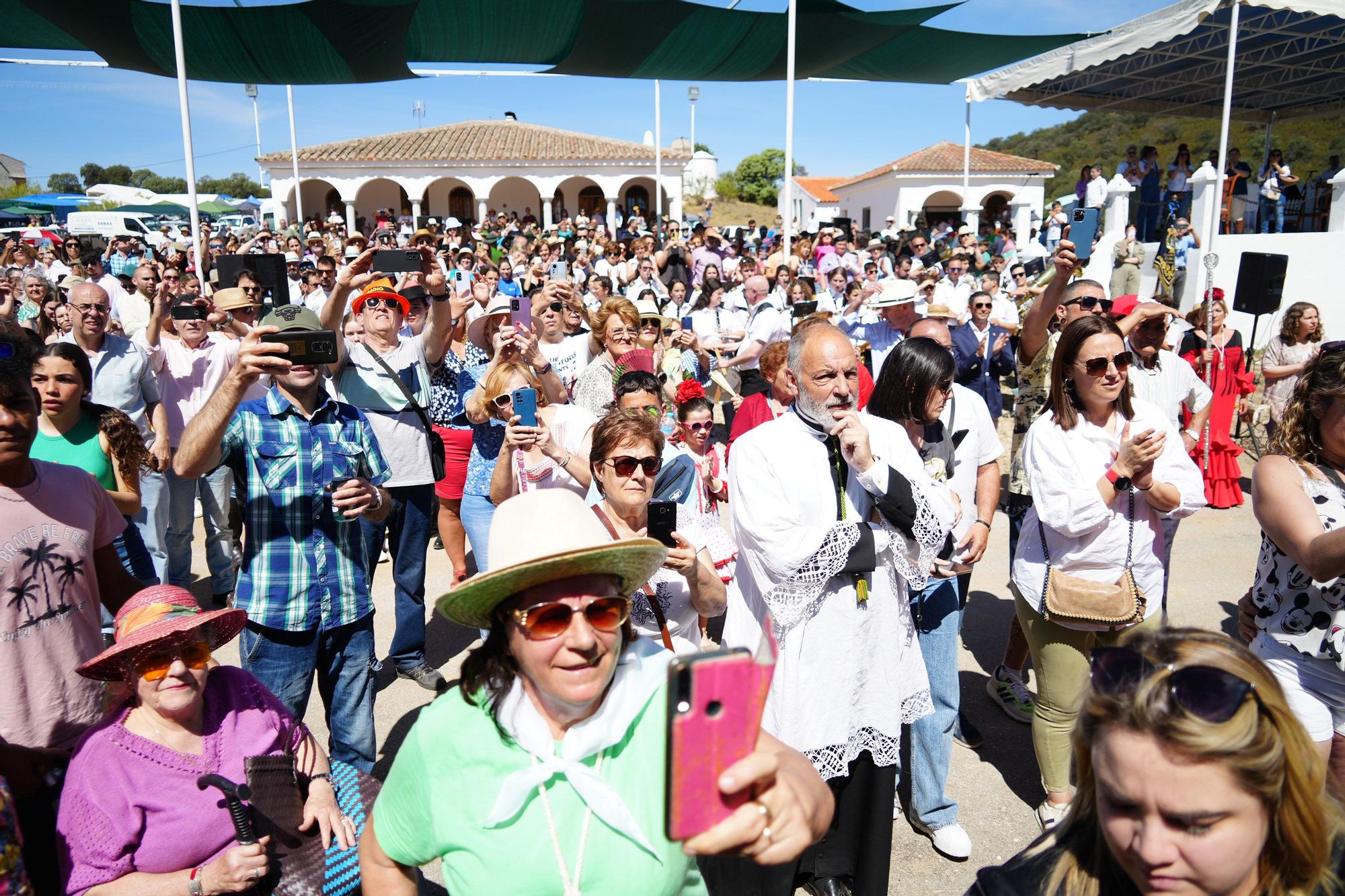 La Virgen de Veredas reúne a una multitud de personas en su romería de Torrecampo