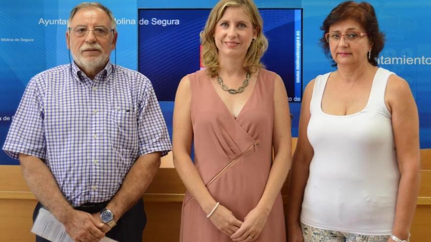 González, junto a Clavero y Orenes, ayer tras el anuncio de los cambios en el gobierno local.