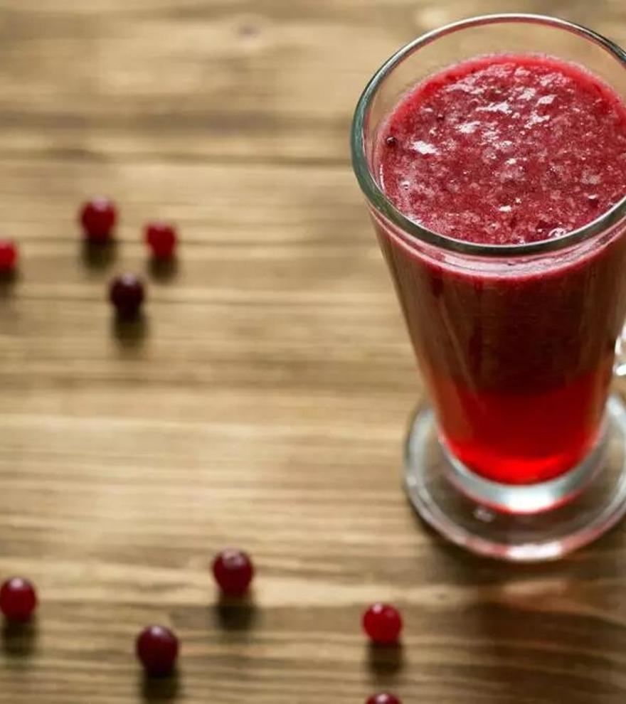 El zumo natural rico en antioxidantes que protege del resfriado y previene el estreñimiento