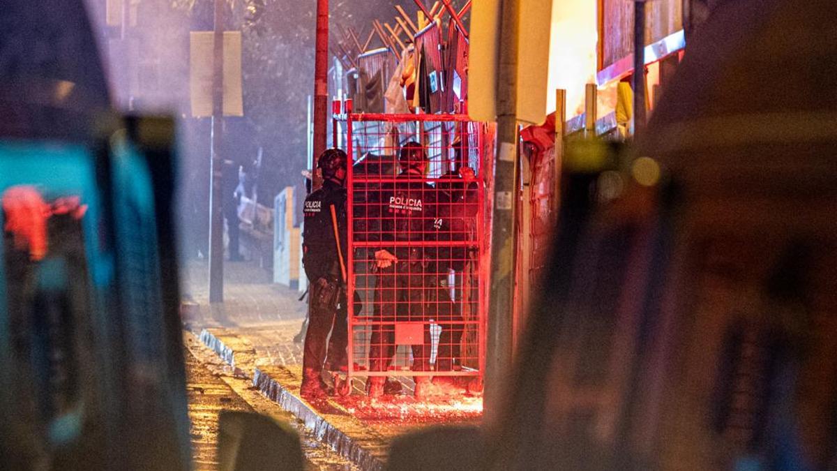 Los Mossos emplean una jaula para acceder a 'El Kubo'