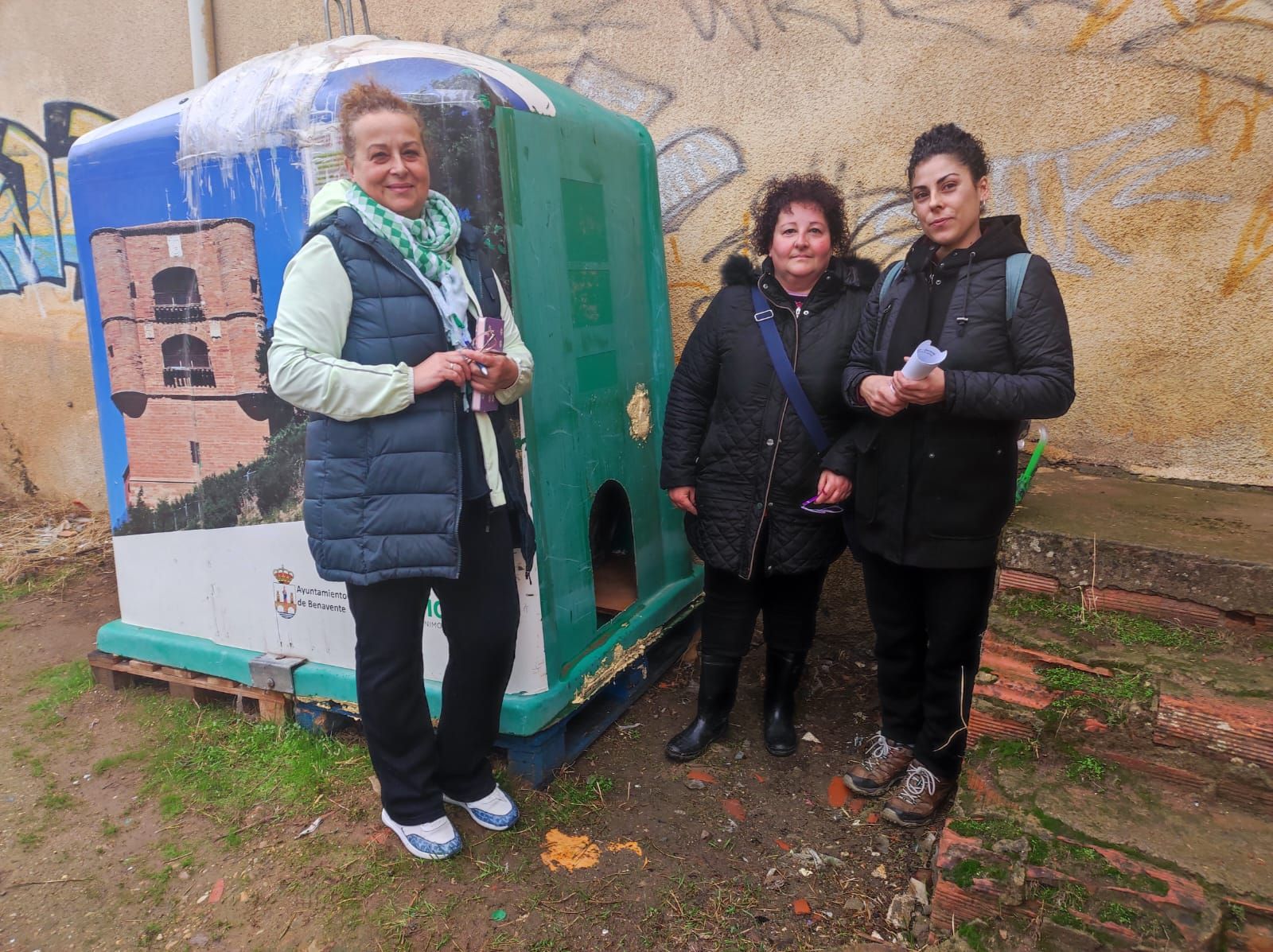 Responsables y voluntarias de la Asociación Miradas Felinas en Benavente junto al único refugio para gatos que existe en la ciudad.
