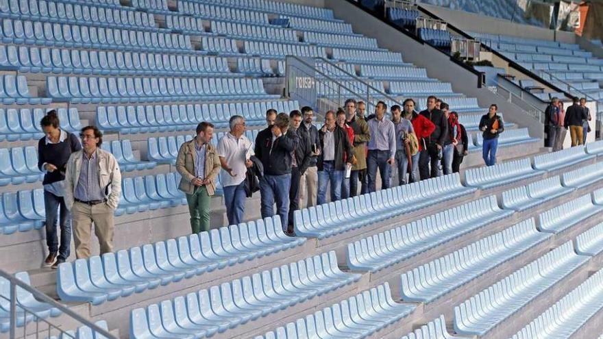 Las constructoras inspeccionan la grada de Tribuna  |  Representantes de las compañías interesadas en participar en la reforma de la grada de Tribuna -en la imagen- visitaron ayer el estadio de Balaídos. La &quot;jornada de puertas abiertas&quot; organizada por el Concello les sirvió para conocer con detalle las características de la estructura y resolver dudas respecto a la obra licitada por 5,2 millones de euros. El plazo de presentación de ofertas concluye el próximo 9 de septiembre, con la previsión de que los trabajos arranquen en octubre.