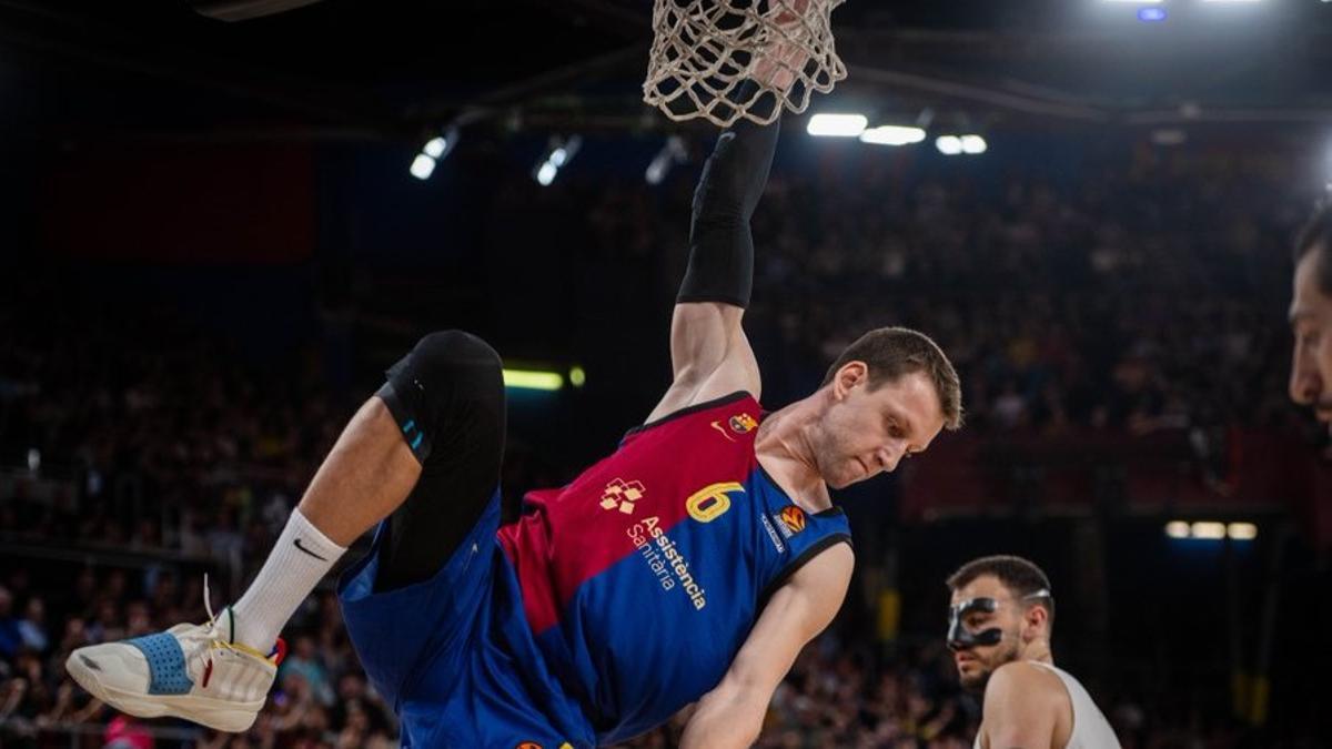 Vesely, que reaparecía de una lesión que le tuvo de baja desde el pasado 26 de enero, anota su primera canasta ante el Virtus Bolonia en el Palau Blaugrana.
