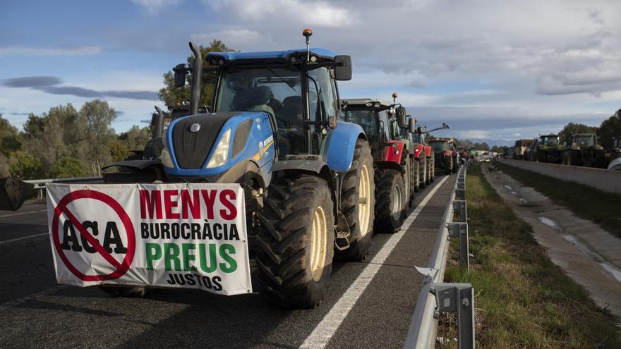 Vídeo | Els pagesos gironins tallen de nou l'AP-7 i l'N-II
