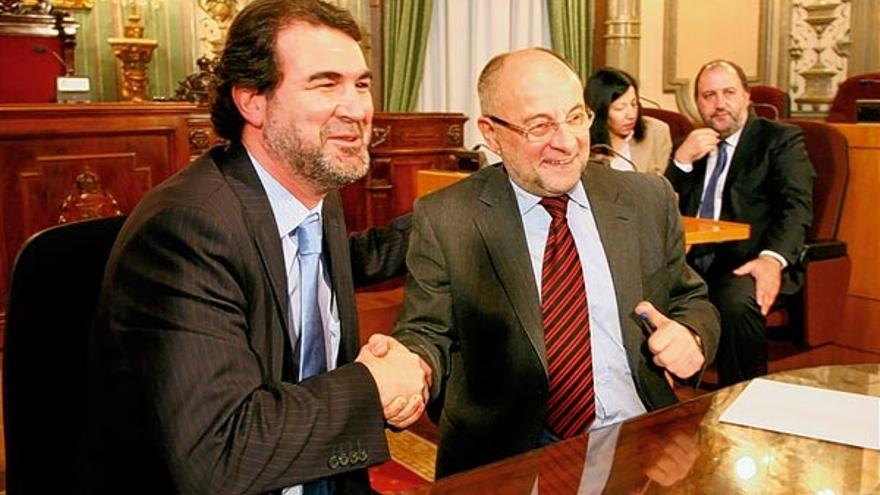 El vicepresidente Anxo Quintana y el alcalde de Ourense, Francisco Rodríguez, en el momento de la firma del protocolo que tuvo lugar ayer en el salón de plenos.