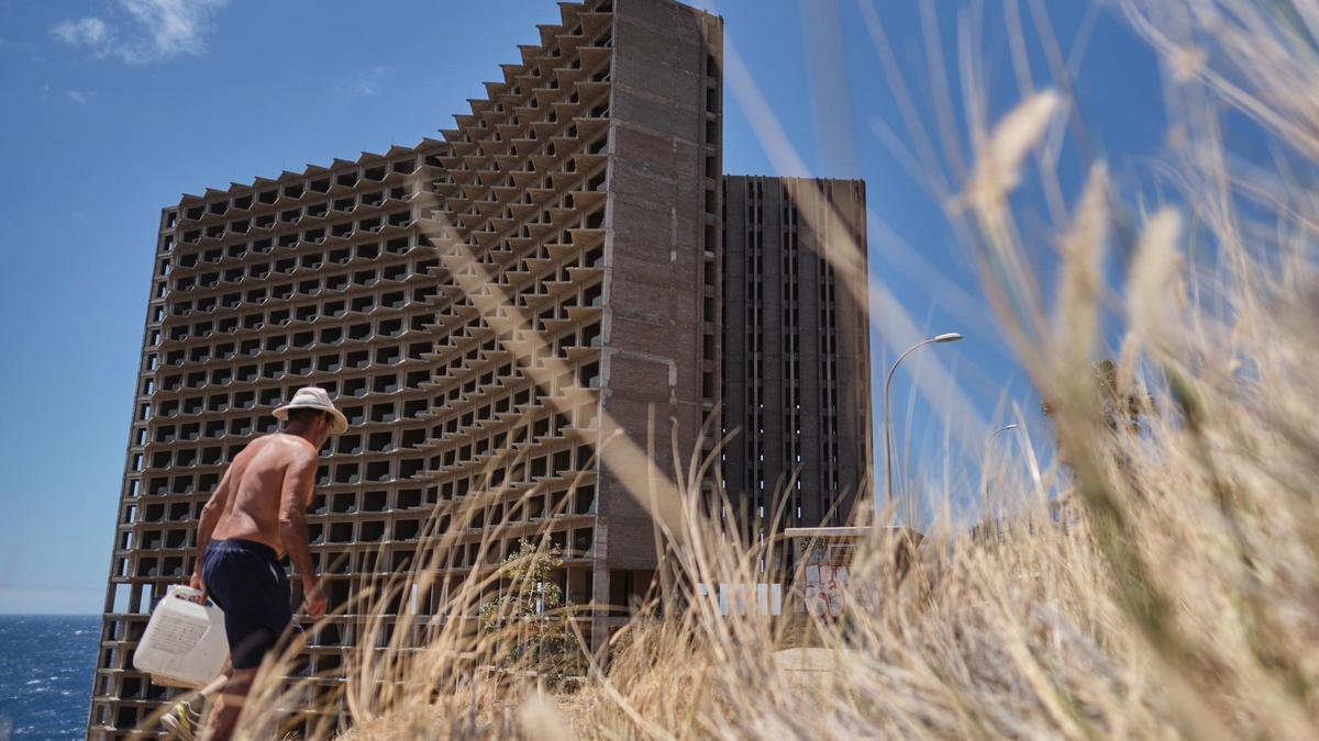 Edificio abandonado en la costa de Añaza y Acorán, en Santa Cruz de Tenerife.