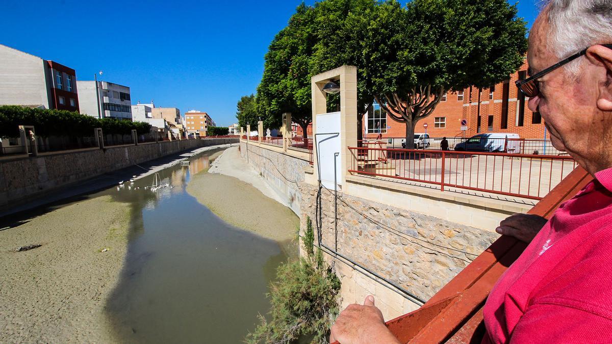Imagen de 2016 del río Segura a su paso por Rojales prácticamente seco
