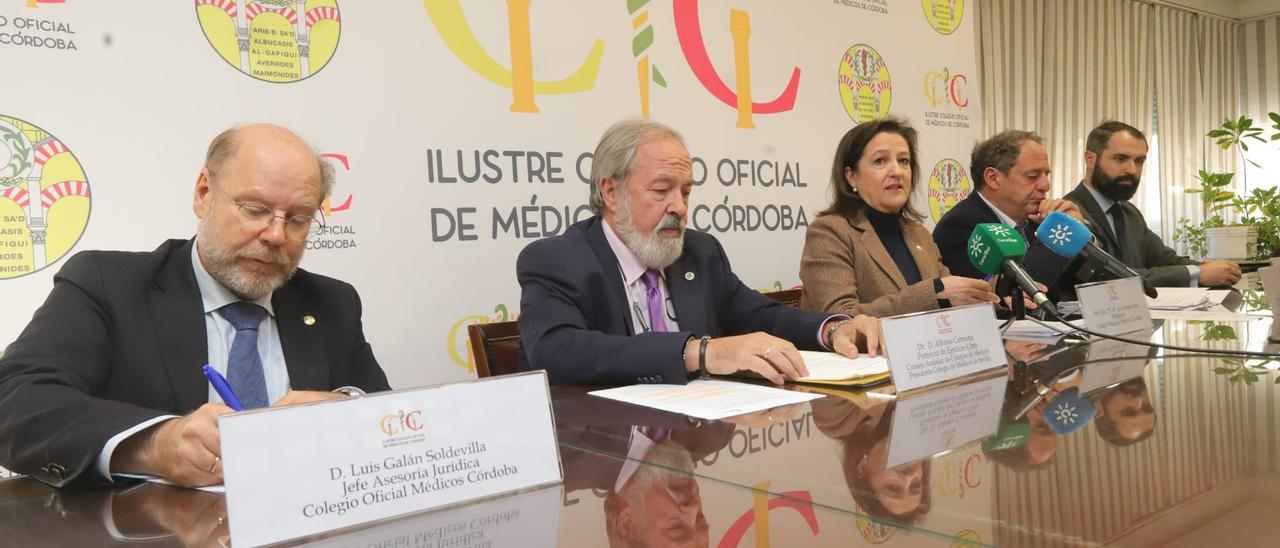 Luis Galán, Alfonso Carmona, María Carmen Arias, Julián Garrido y Manuel Mazo, en el Colegio de Médicos de Córdoba.