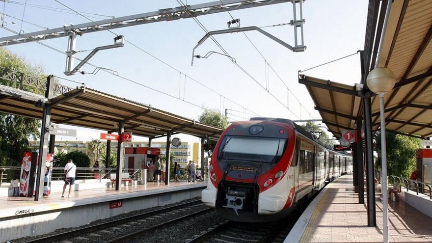 Imagen de un tren de Cercanías en la estación de Los Álamos. | L.O.