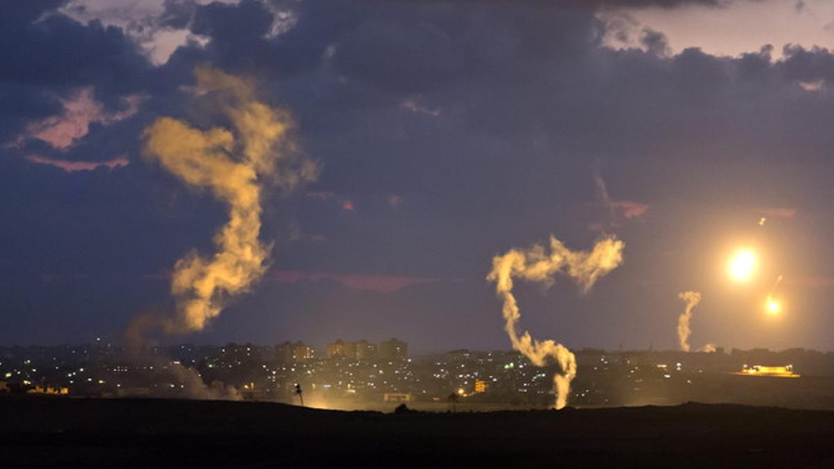 Las bengalas iluminan el cielo sobre Gaza en los instantes previos a la ofensiva terrestre del Ejército israelí.