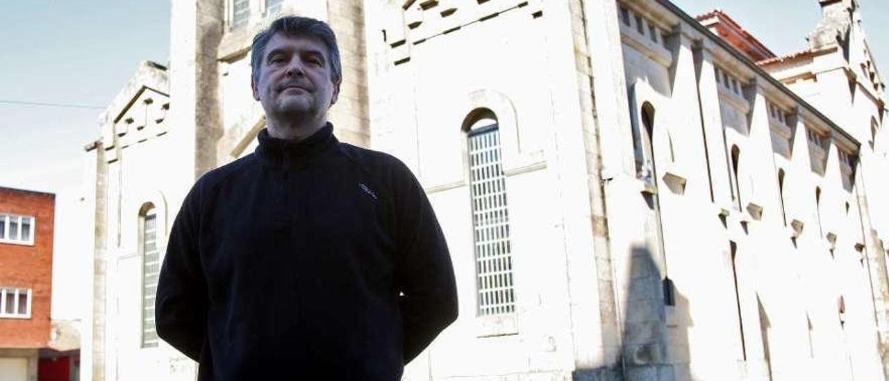 El Padre Xiao posa ante la iglesia parroquial de A Estrada. // Bernabé/J. Carlos Asorey