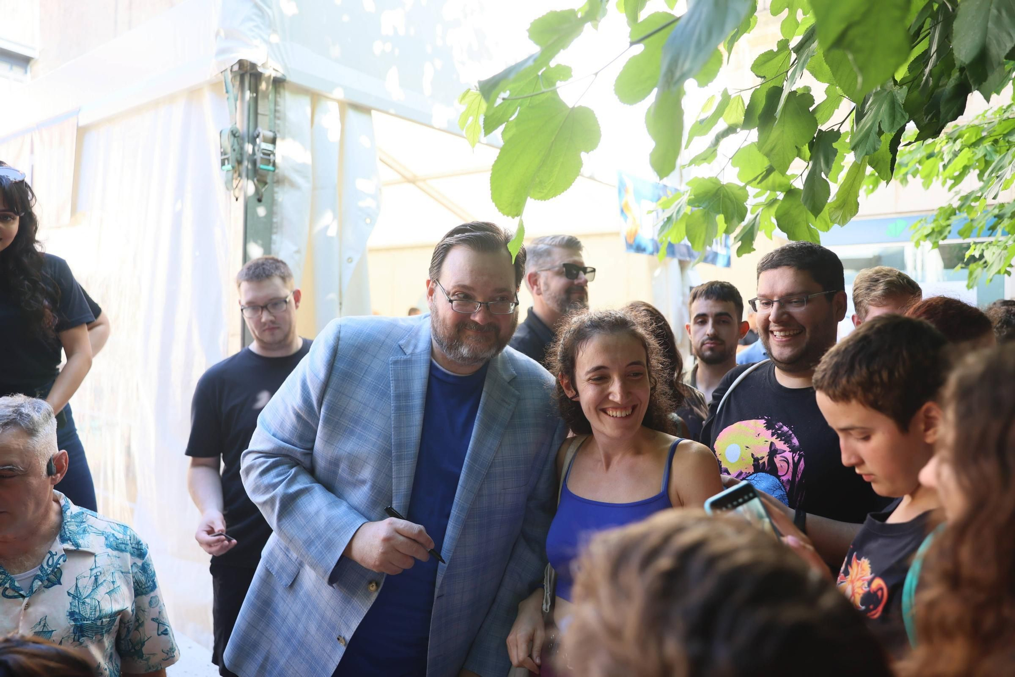 EN IMÁGENES: La "Sanderson-manía" no cesa en Avilés: miles de seguidores abordan a la estrella del Celsius