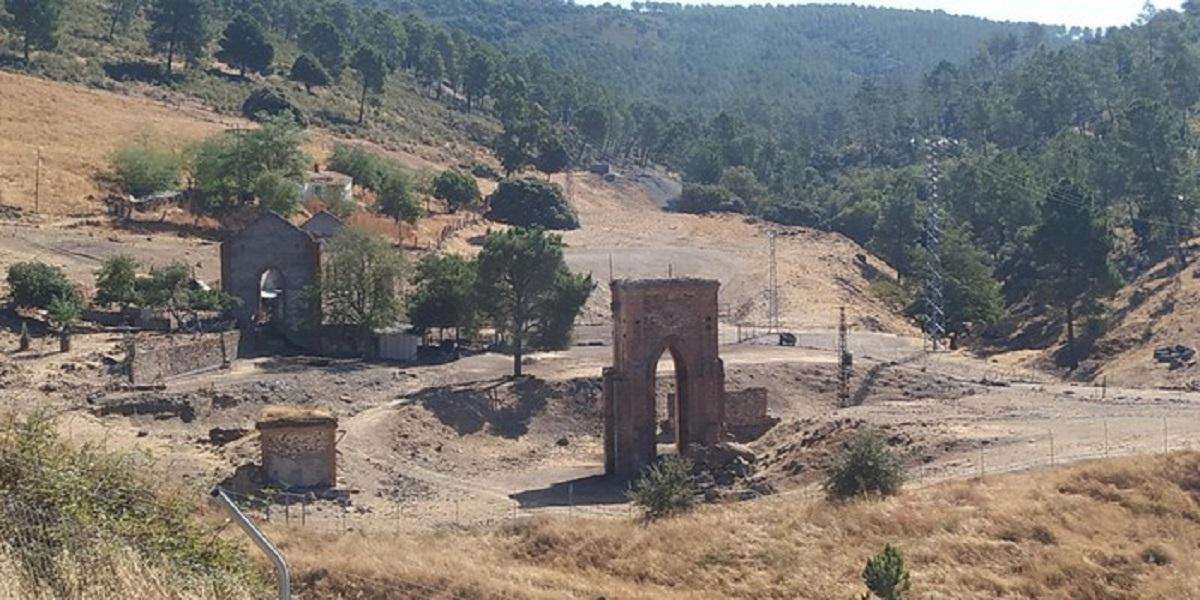 Restos del antiguo poblado minero de Horcajo, de donde desaparecieron los tres niños.