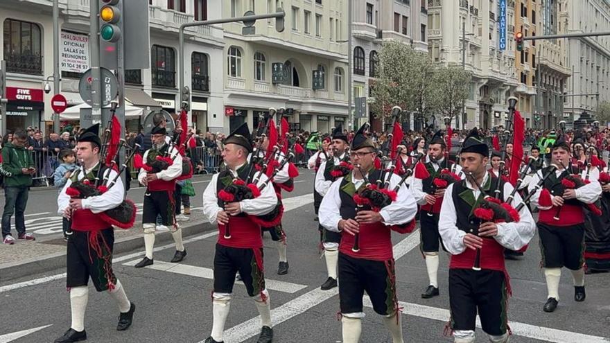La Banda de Gaitas de Corvera, durante el desfile de San Patricio en Madrid.