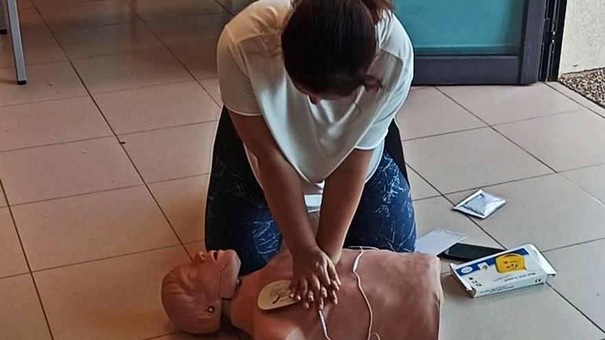 Vera López realizando una RCP durante una de sus clases