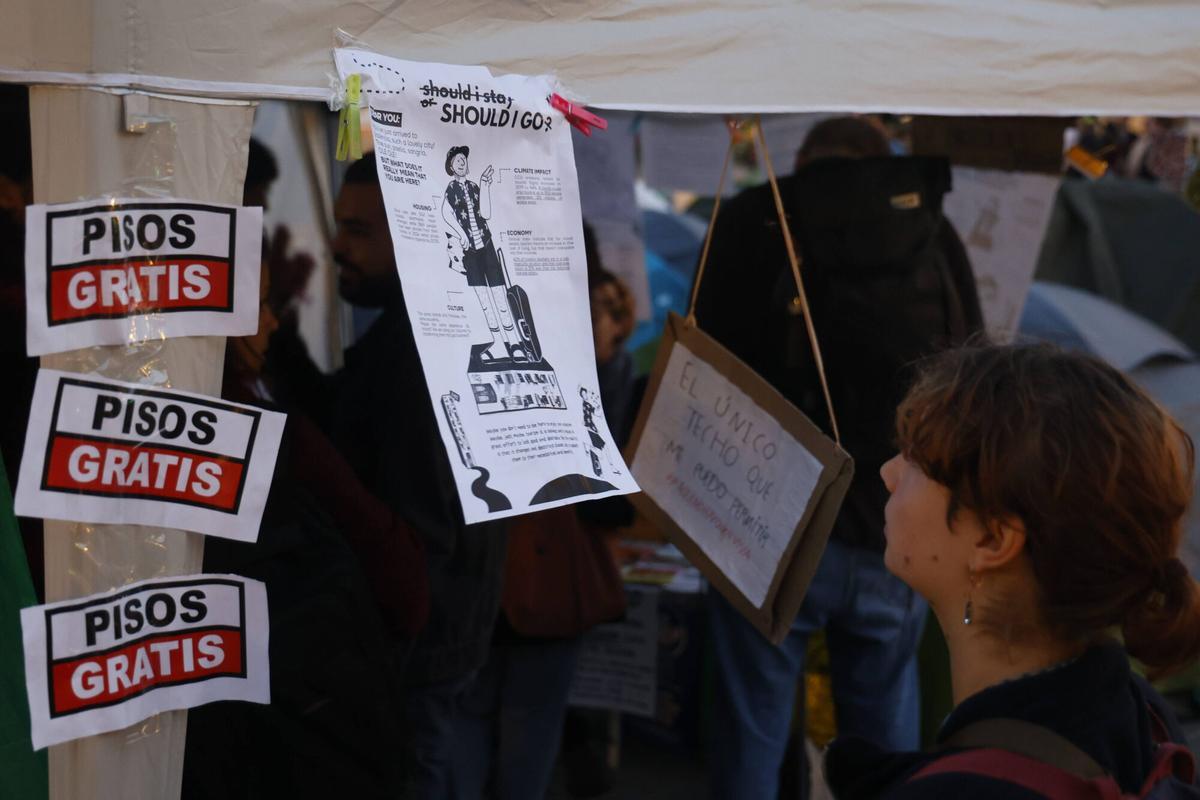Acampada por la vivienda en la plaza del Ayuntamiento de València para visibilizar el abusivo mercado inmobiliario.