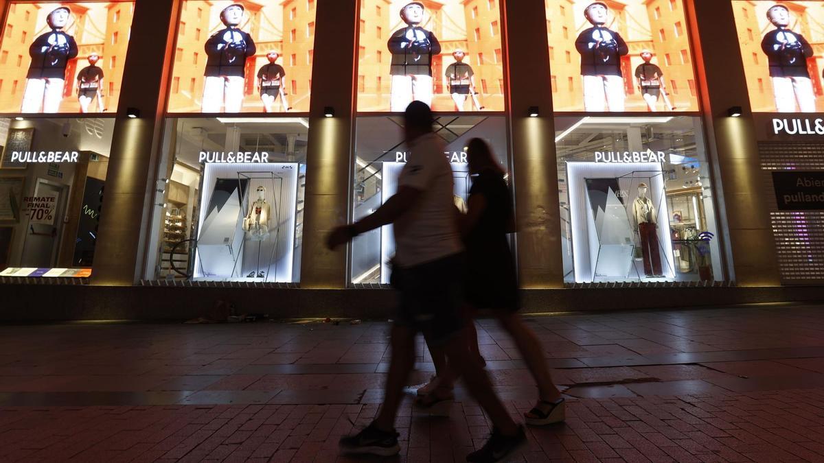 Los escaparates tendrán que apagar sus luces por la noche.