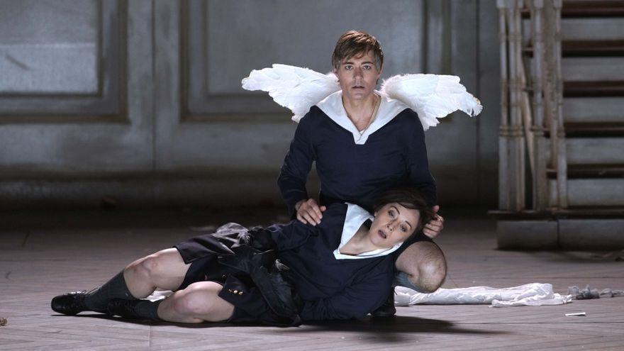 Uli Kirsch (el ángel) y Rachel Wilson (Cherubino) en un momento de la obra.